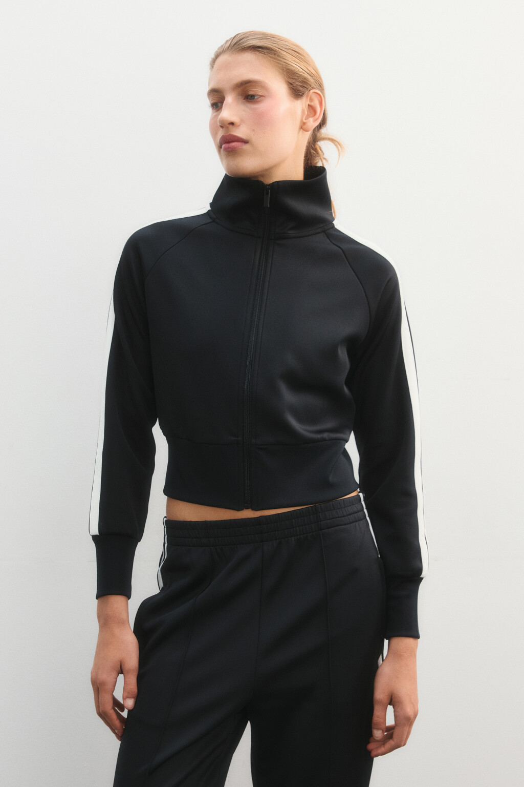 Худи на молнии спортивная с лампасами - цвет черный - 2