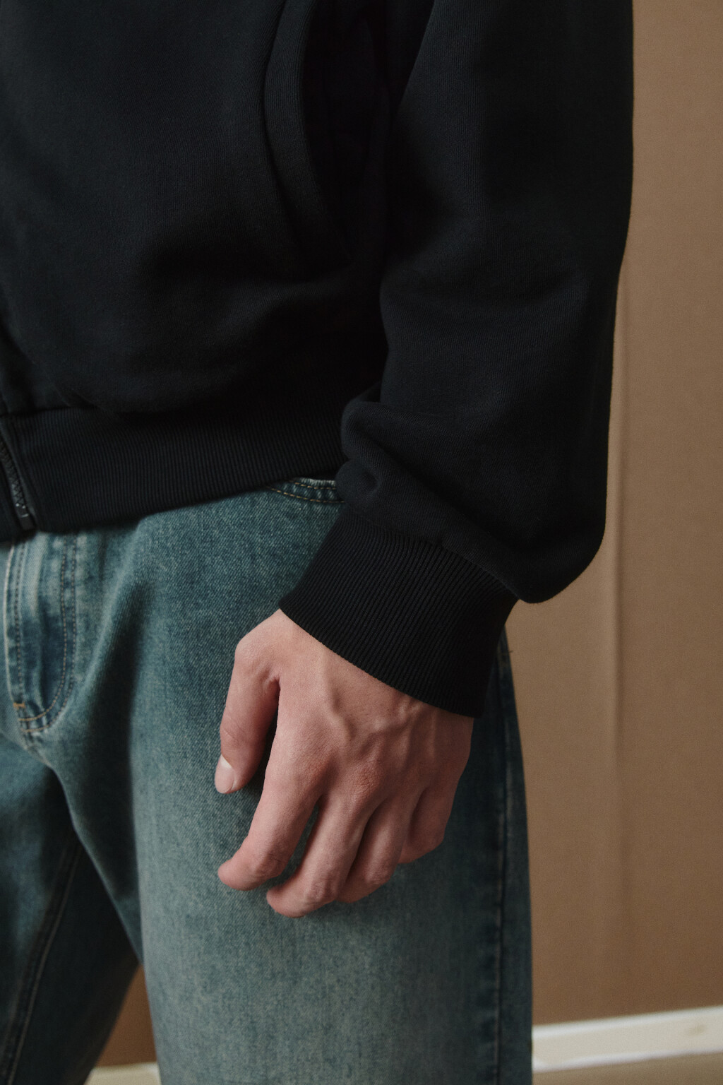 Худи на молнии с капюшоном и меховой отделкой - цвет черный - 5