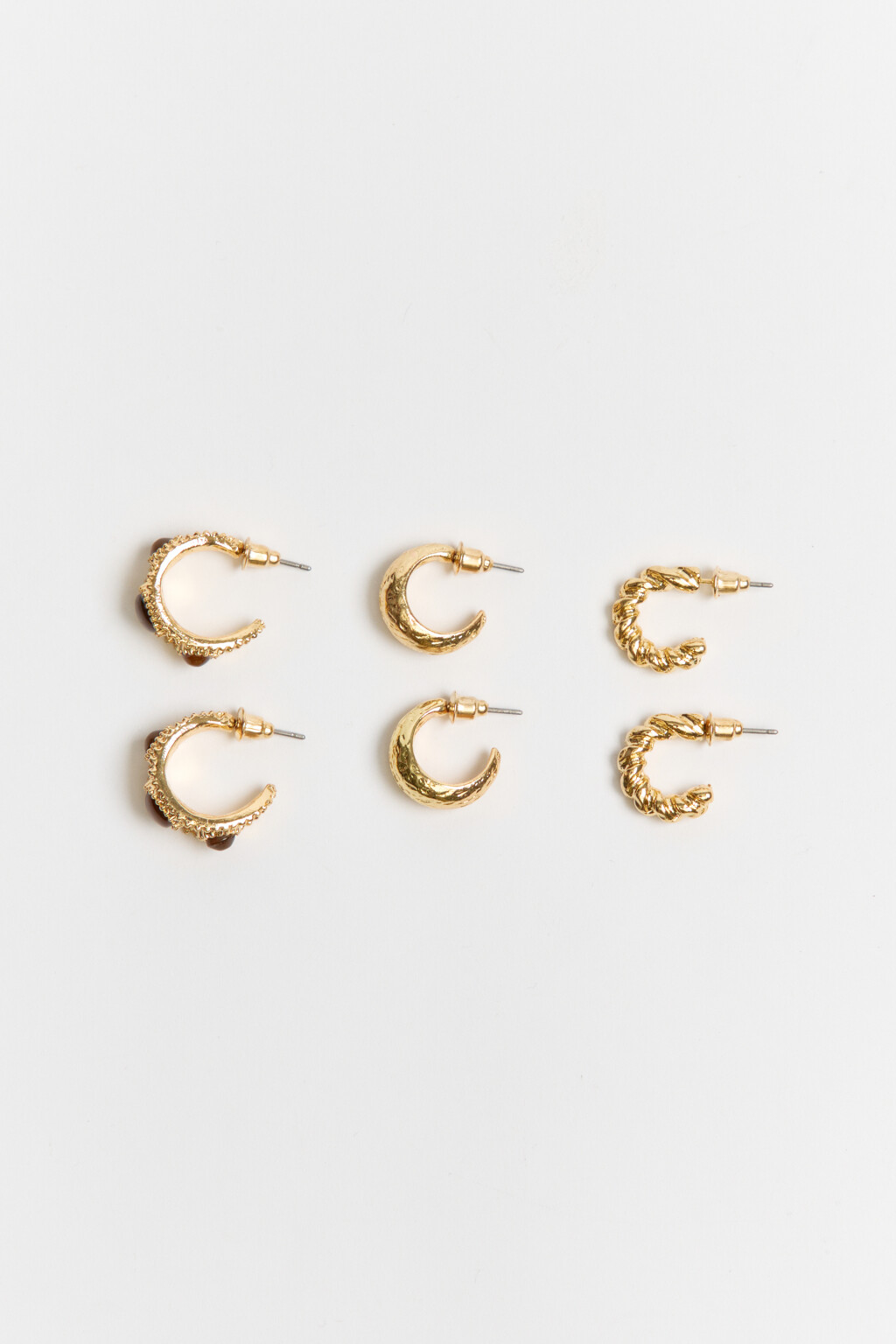 Набор серег-полуколец золотистых с орнаментом (3 пары) - цвет желтый - 1