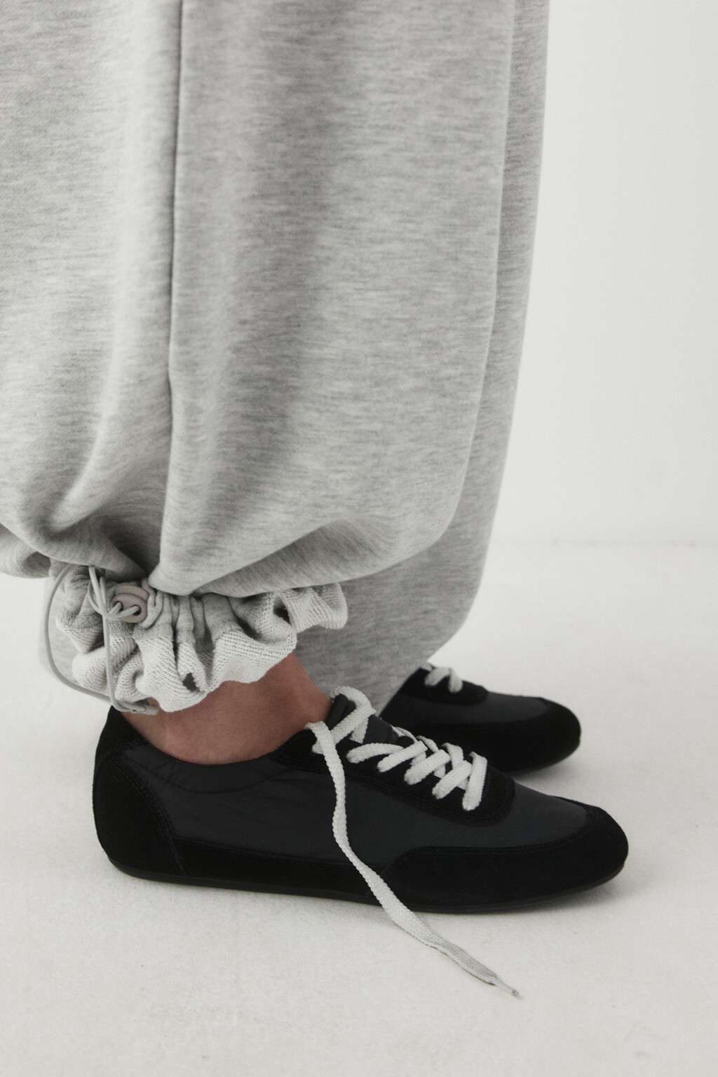 Кроссовки низкие со вставками из натуральной замши - цвет черный - 4