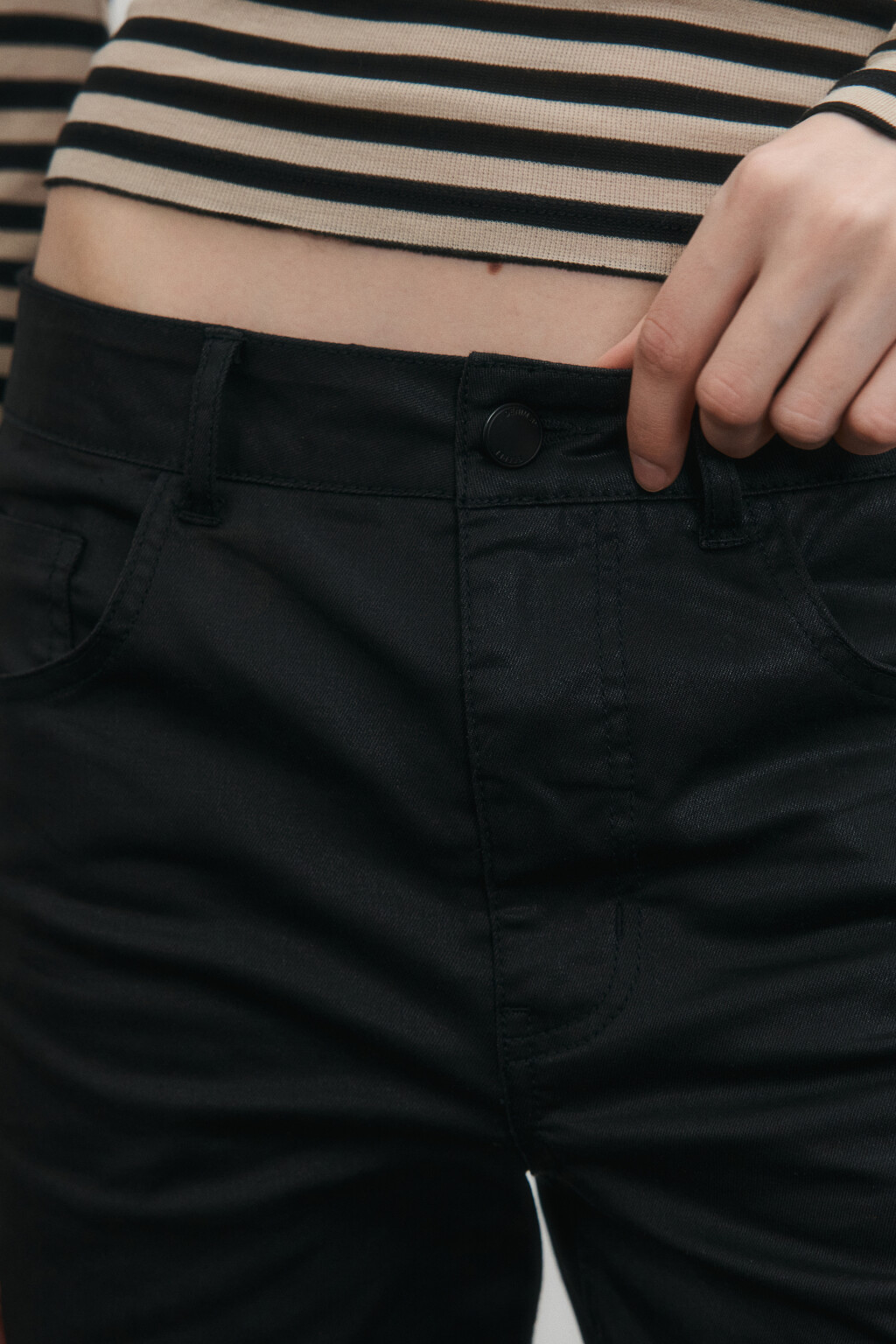 Джинсы клеш со средней посадкой и накатом - цвет черный - 6
