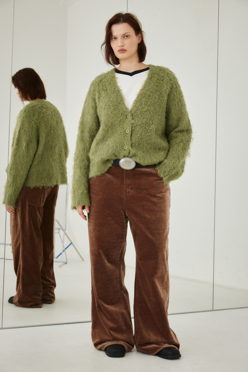 Джинсы клеш бархатные утепленные со средней посадкой - цвет коричневый - 4