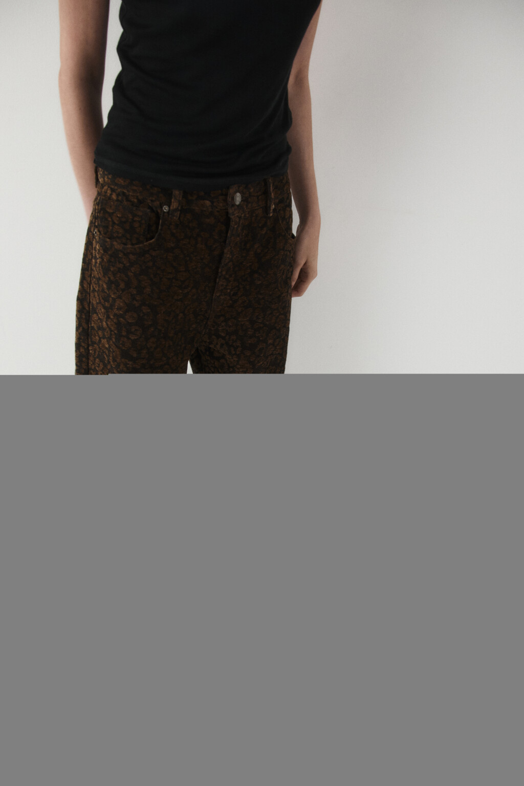 Джинсы прямые с жаккардовой фактурой и синельной нитью - цвет коричневый - 2