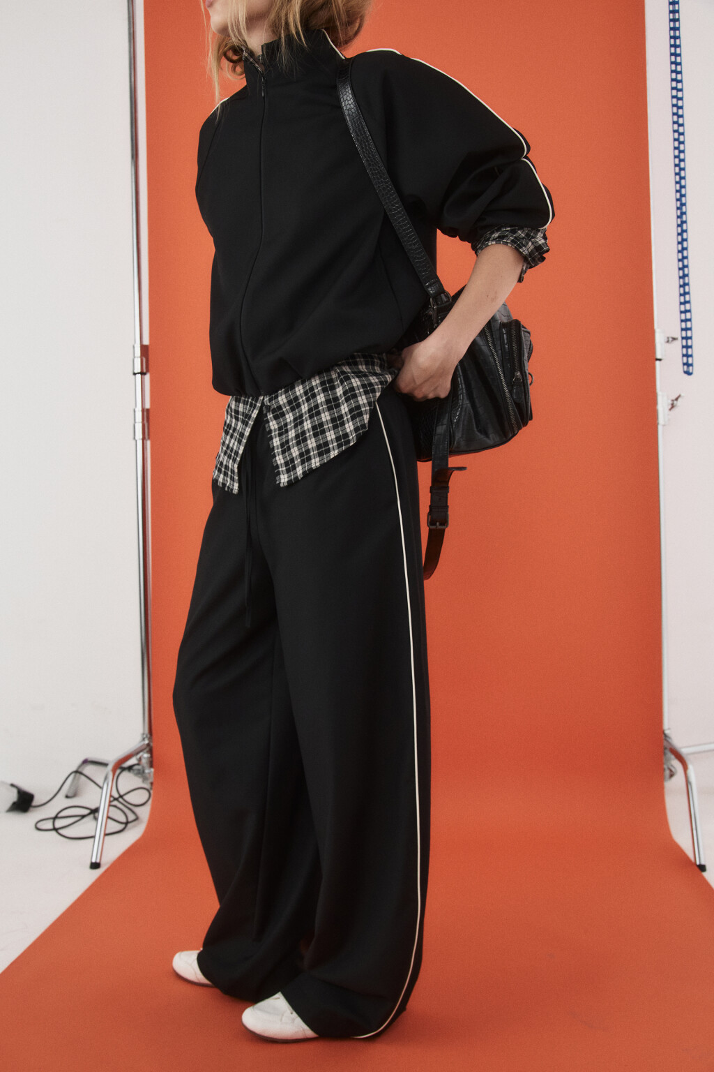 Брюки широкие на завязках с лампасами - цвет черный - 1