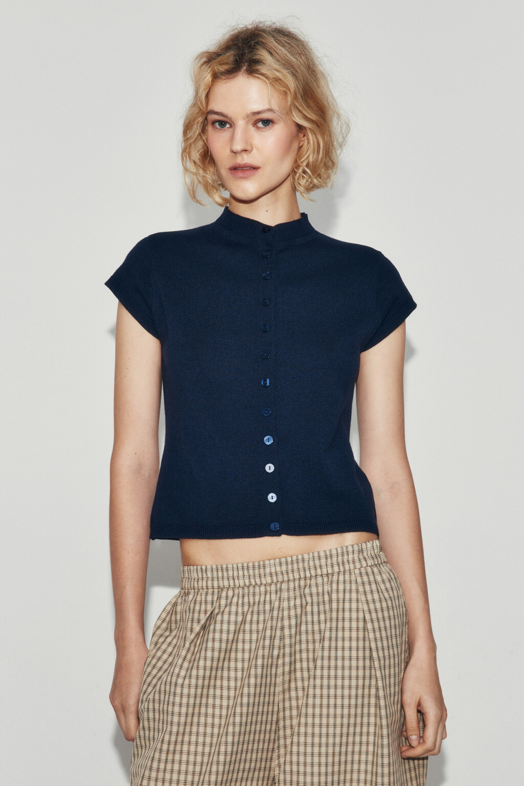 Футболка вязаная на пуговицах с воротником-стойкой - цвет синий - 2
