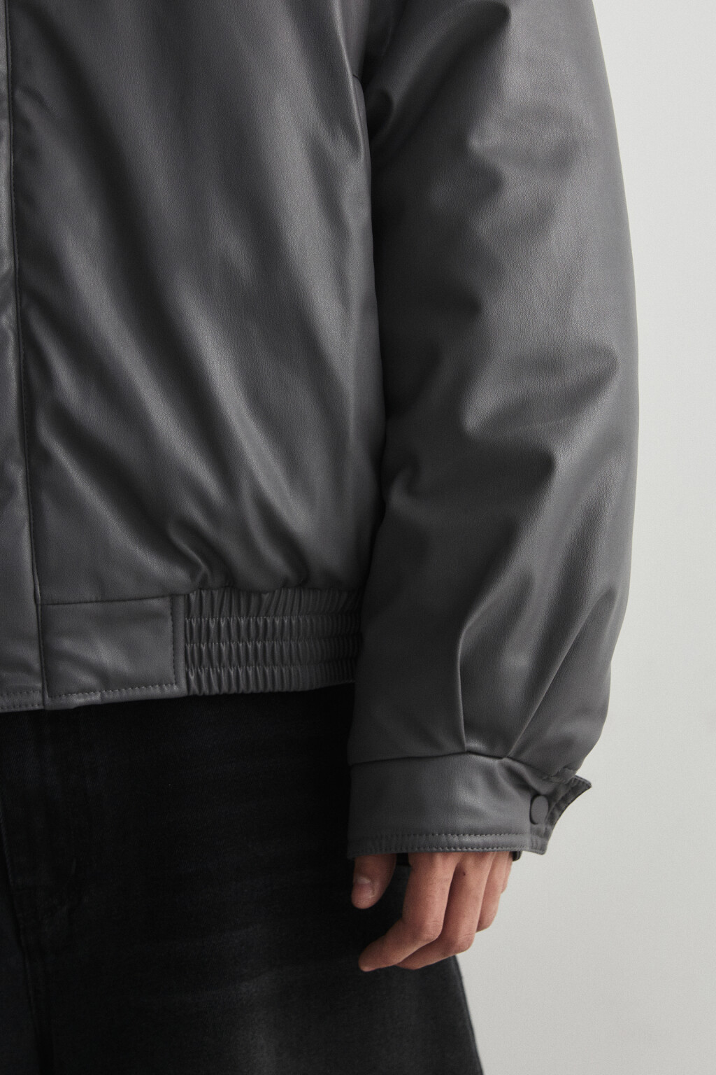 Бомбер из искусственной кожи с отложным воротником утепленный - цвет серый - 6