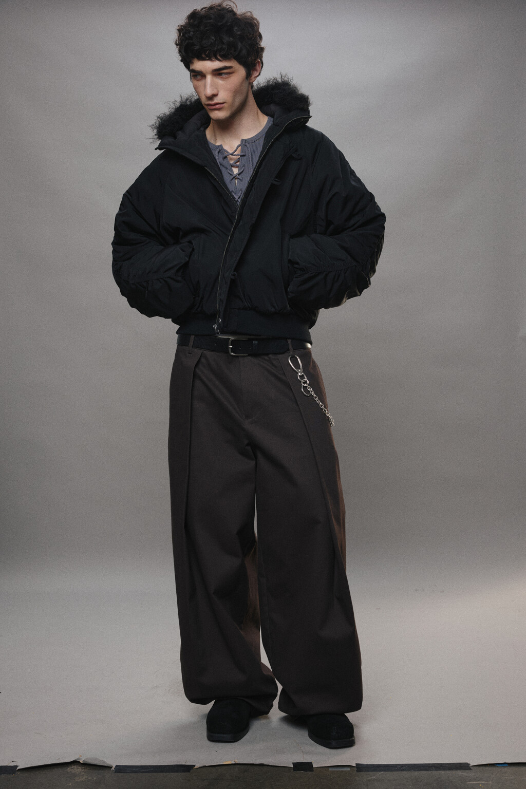 Бомбер утепленный с капюшоном и меховой отделкой - цвет черный - 1