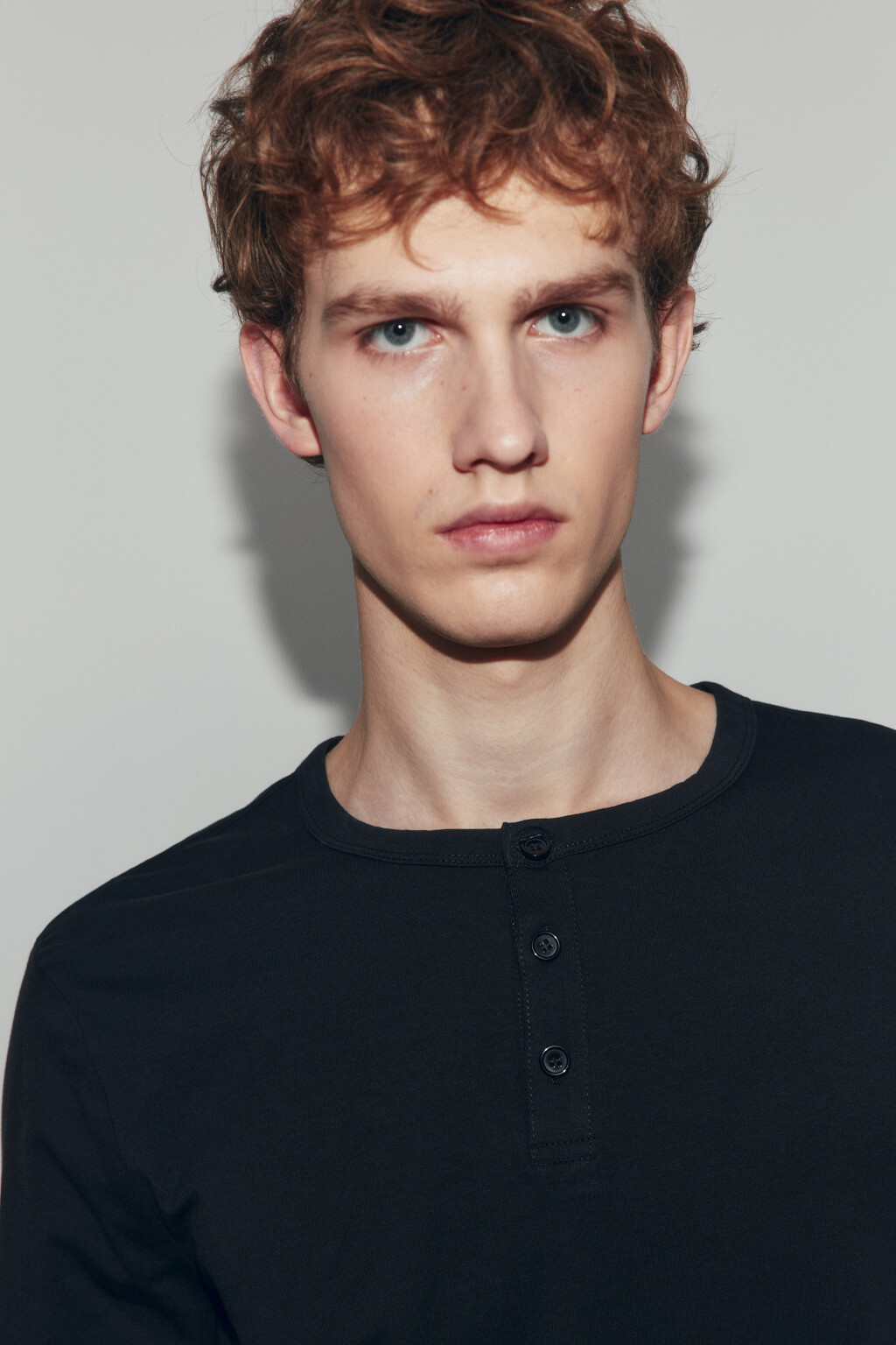 Лонгслив приталенный на пуговицах - цвет черный - 6