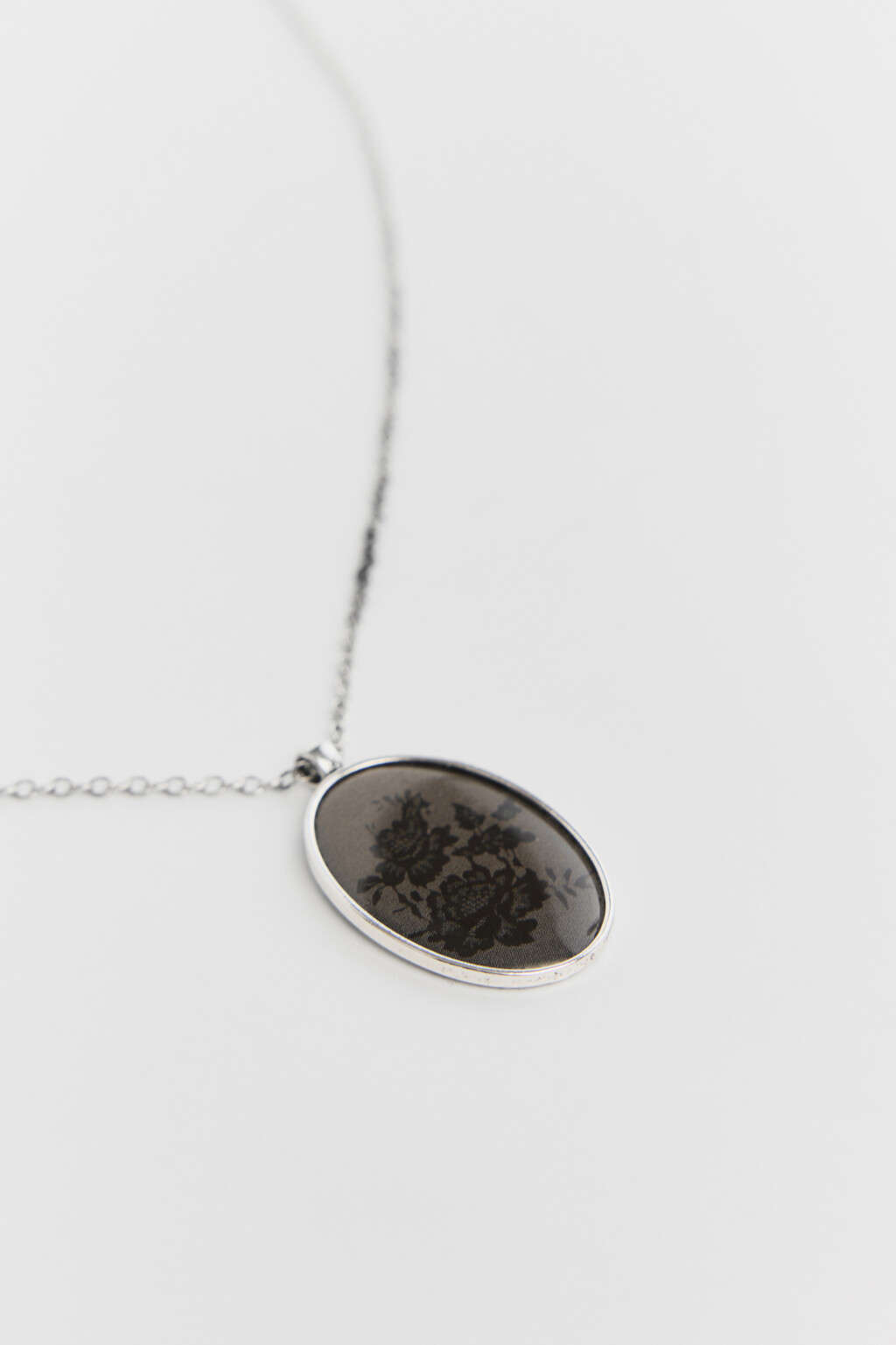 Колье-цепочка с подвеской-искусственным камнем - цвет серый - 2