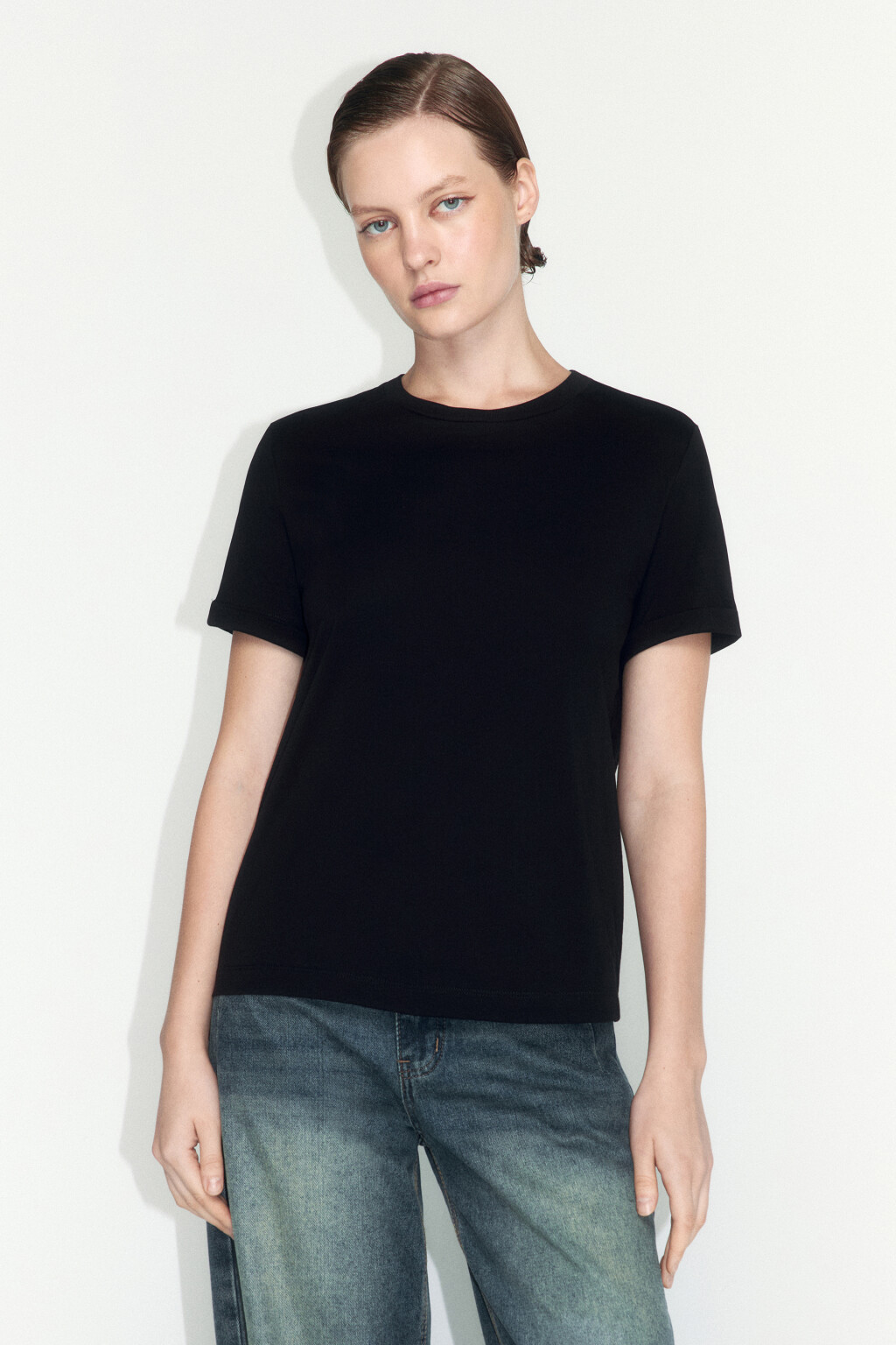 Футболка базовая с подвернутыми рукавами - цвет черный - 2