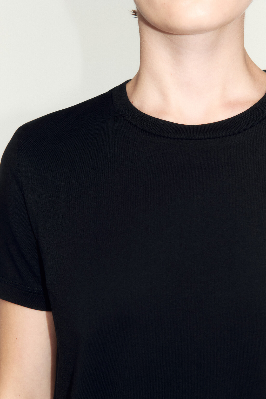 Футболка базовая с подвернутыми рукавами - цвет черный - 6