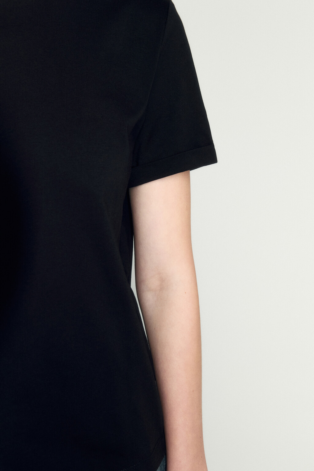 Футболка базовая с подвернутыми рукавами - цвет черный - 7