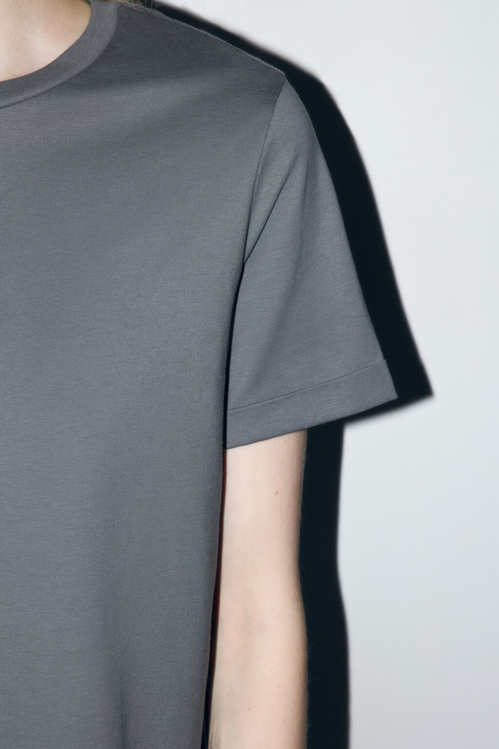 Футболка базовая с подвернутыми рукавами - цвет серый - 7