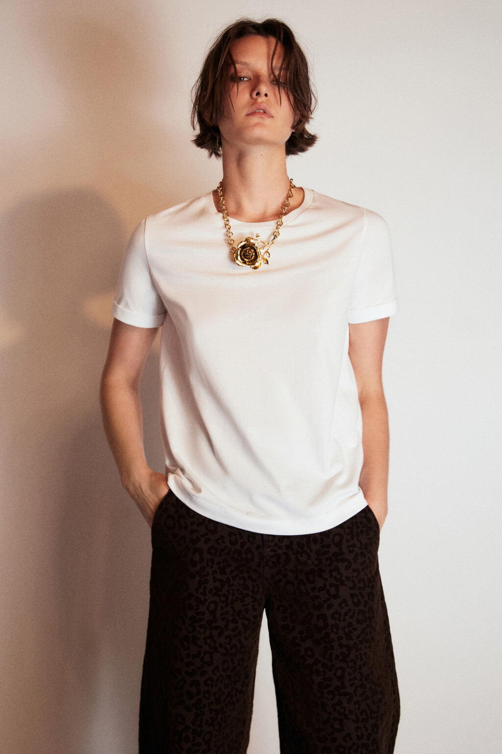 Футболка базовая с подвернутыми рукавами - цвет белый - 1