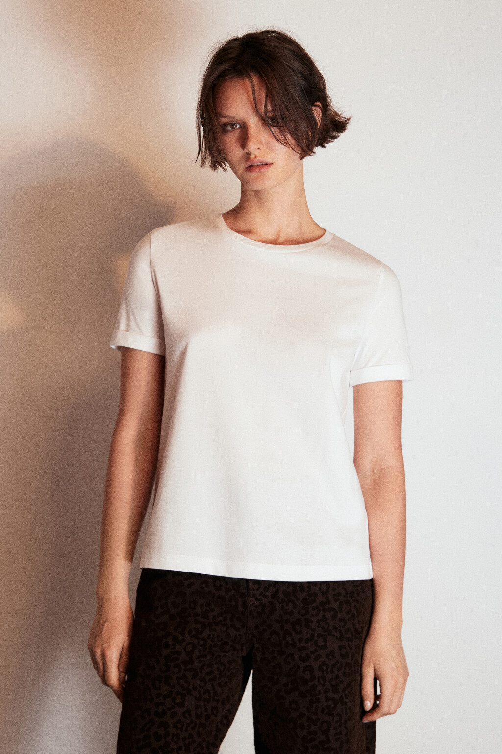 Футболка базовая с подвернутыми рукавами - цвет белый - 2