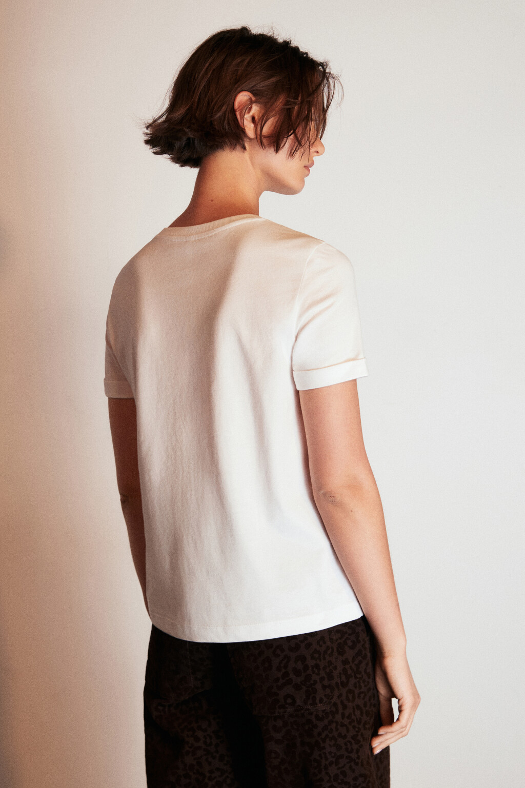 Футболка базовая с подвернутыми рукавами - цвет белый - 3