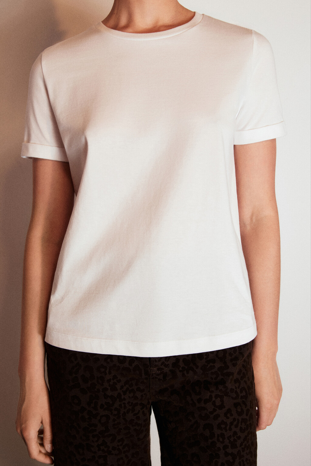 Футболка базовая с подвернутыми рукавами - цвет белый - 5