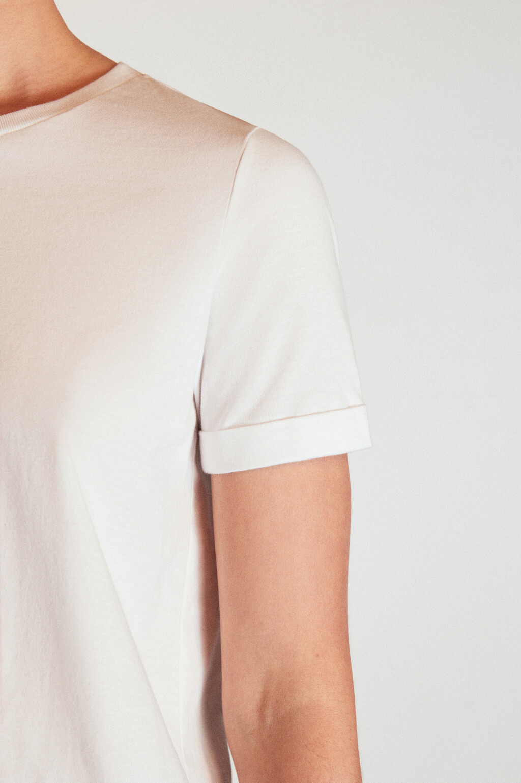 Футболка базовая с подвернутыми рукавами - цвет белый - 6