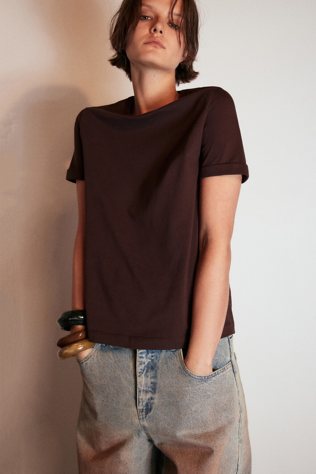 Футболка базовая с подвернутыми рукавами - цвет коричневый - 2