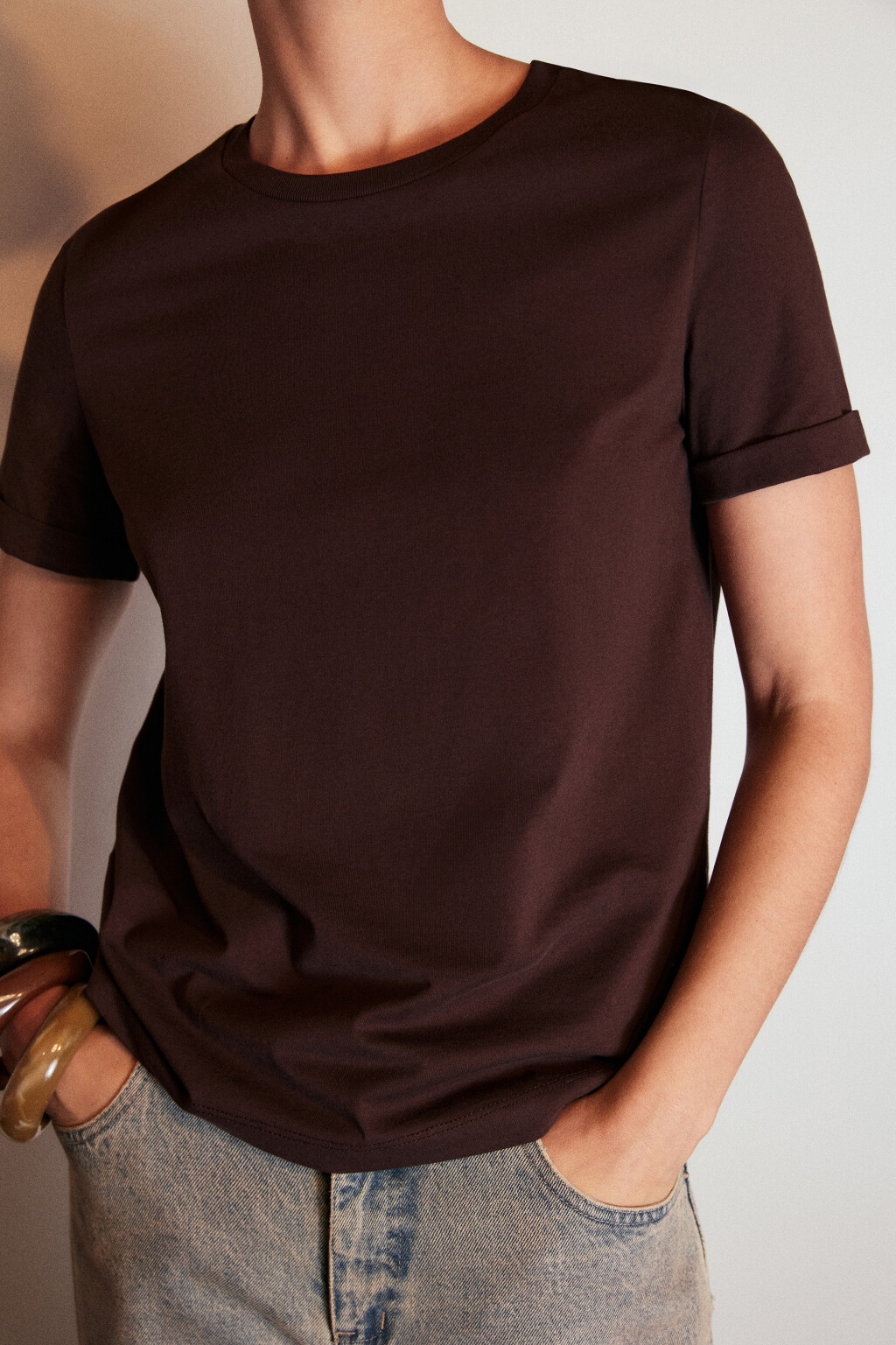 Футболка базовая с подвернутыми рукавами - цвет коричневый - 6