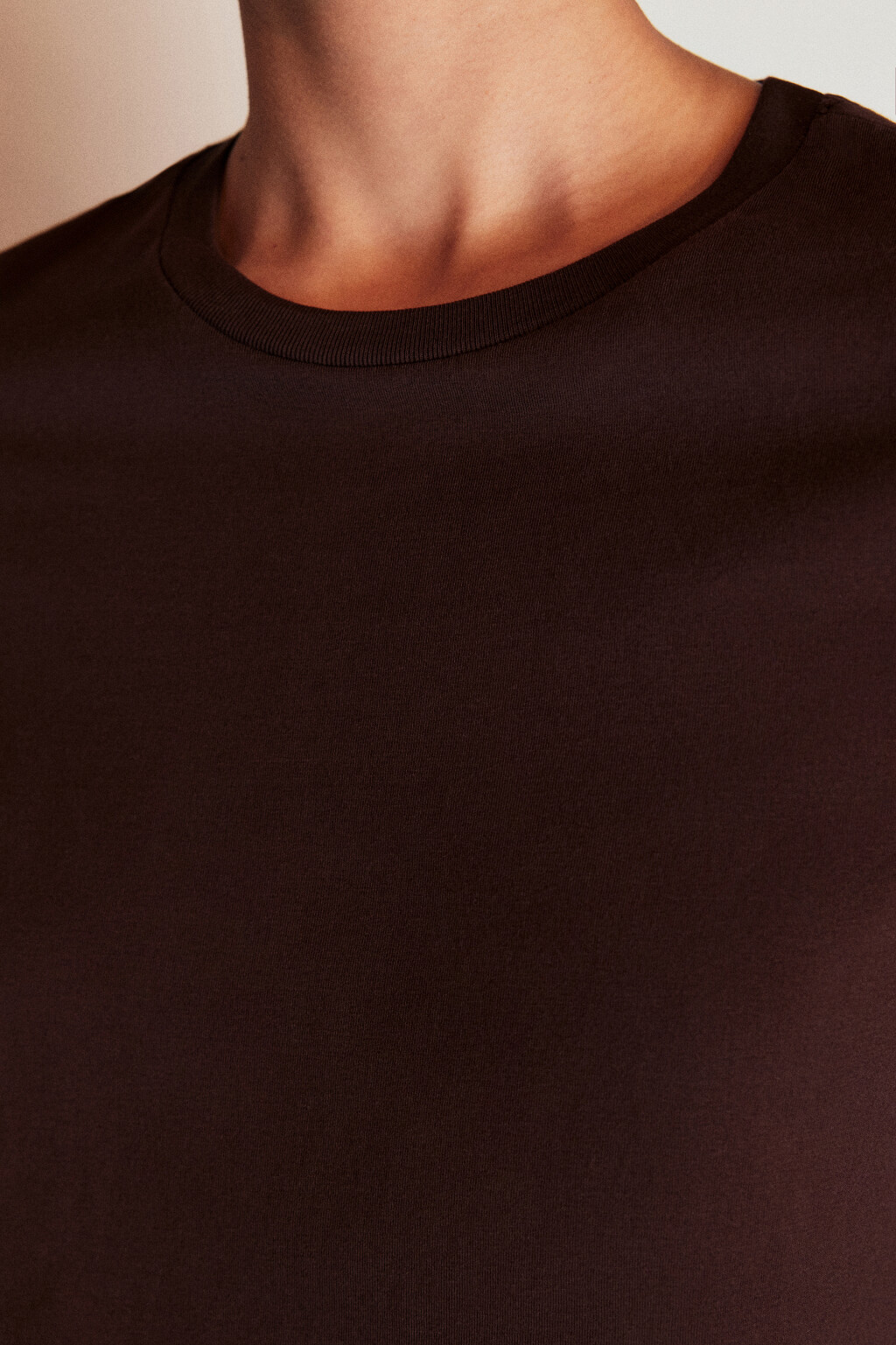 Футболка базовая с подвернутыми рукавами - цвет коричневый - 7