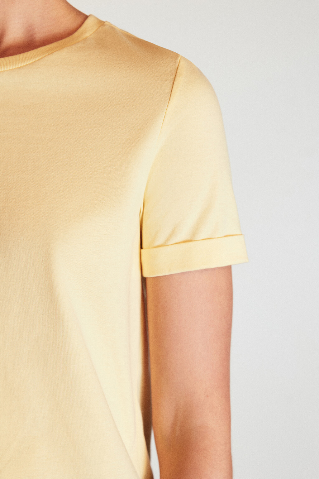 Футболка базовая с подвернутыми рукавами - цвет желтый - 6