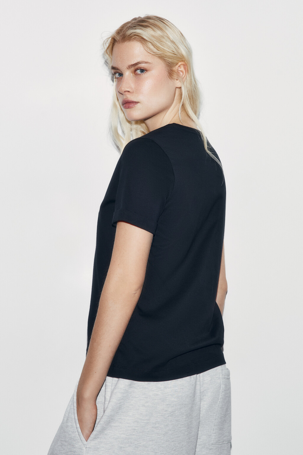 Футболка короткая базовая из хлопка - цвет черный - 4