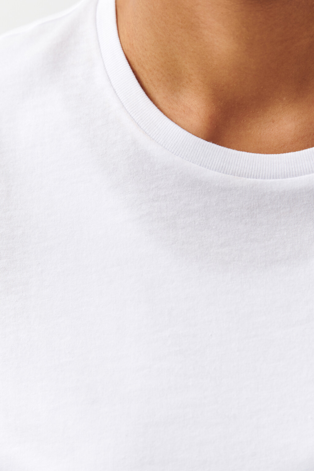 Футболка свободного кроя с отворотами на рукавах - цвет белый - 6