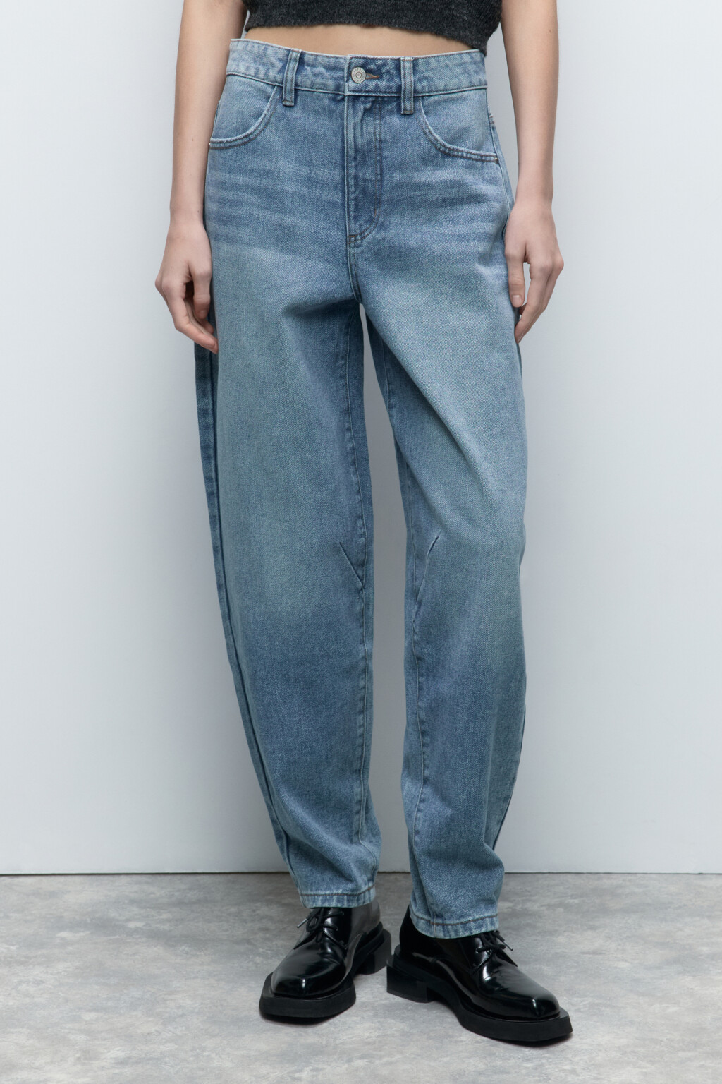 Джинсы-бананы широкие с декоративными швами - цвет голубой - 2