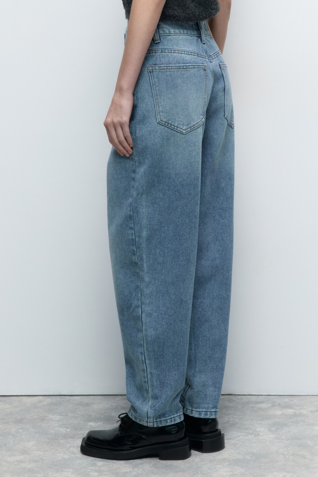 Джинсы-бананы широкие с декоративными швами - цвет голубой - 4