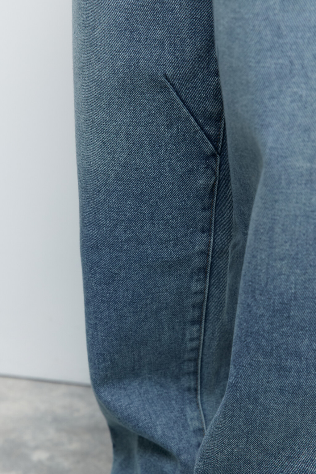 Джинсы-бананы широкие с декоративными швами - цвет голубой - 7