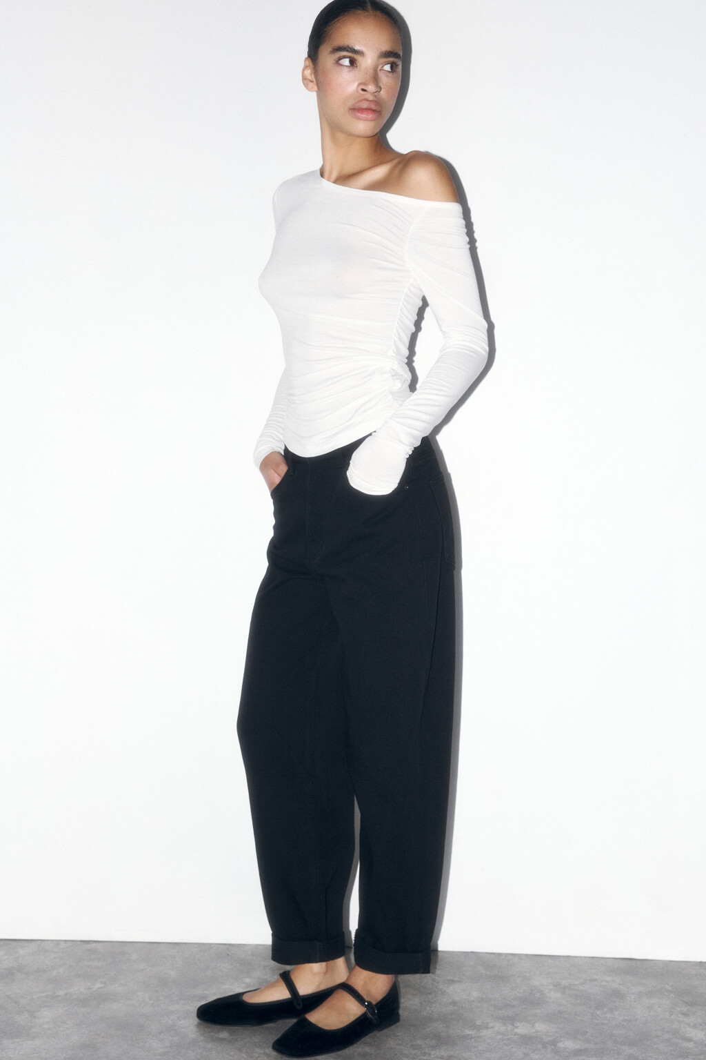 Джинсы-бананы широкие с декоративными швами - цвет черный - 2