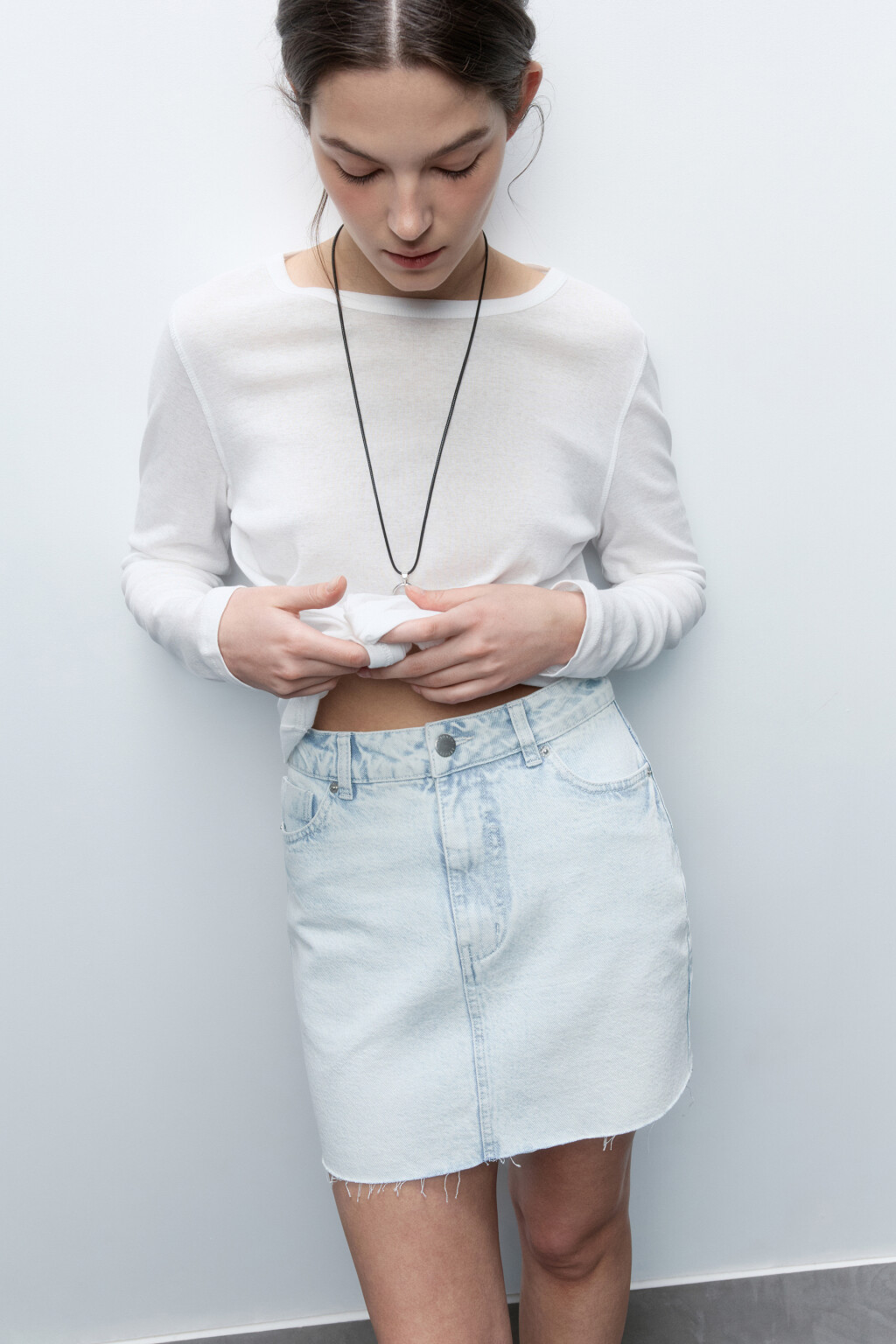 Юбка мини джинсовая с открытыми срезами - цвет голубой - 1