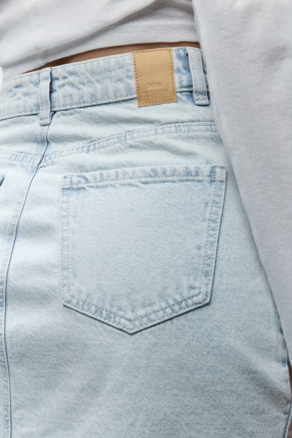 Юбка мини джинсовая с открытыми срезами - цвет голубой - 6