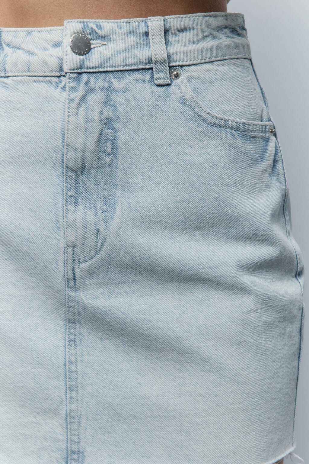 Юбка мини джинсовая с открытыми срезами - цвет голубой - 7