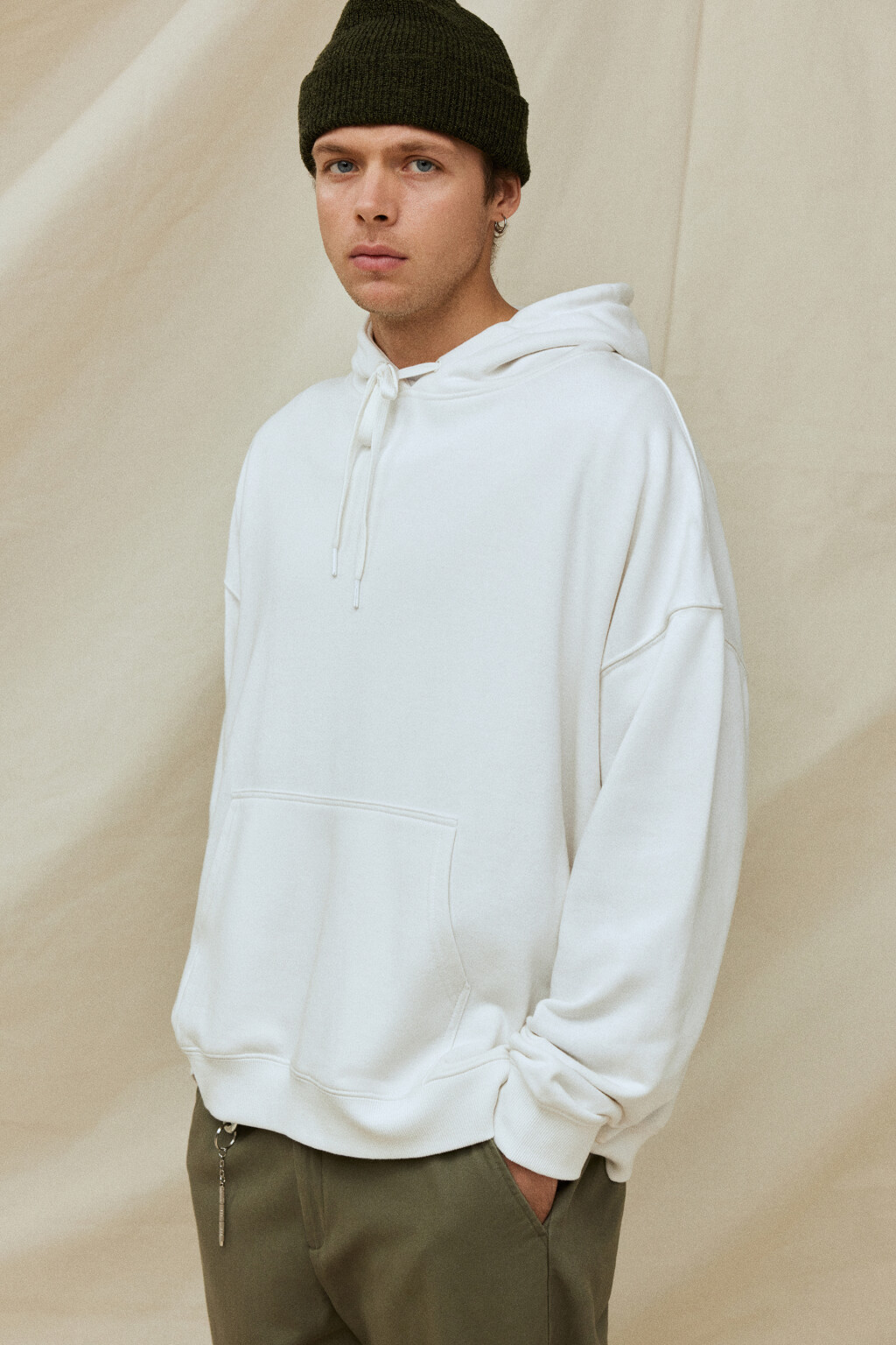 Худи базовая хлопковая с капюшоном и карманом-кенгуру - цвет белый - 8