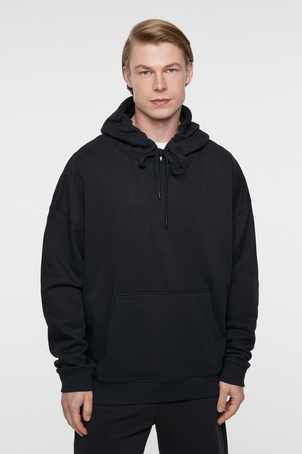 Худи базовая хлопковая с капюшоном и карманом-кенгуру - цвет черный - 2
