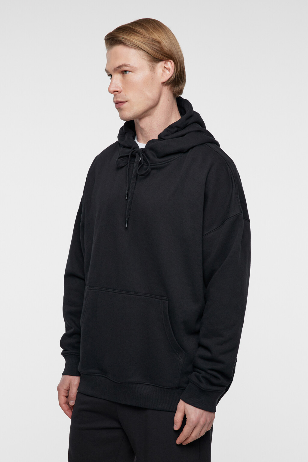 Худи базовая хлопковая с капюшоном и карманом-кенгуру - цвет черный - 3