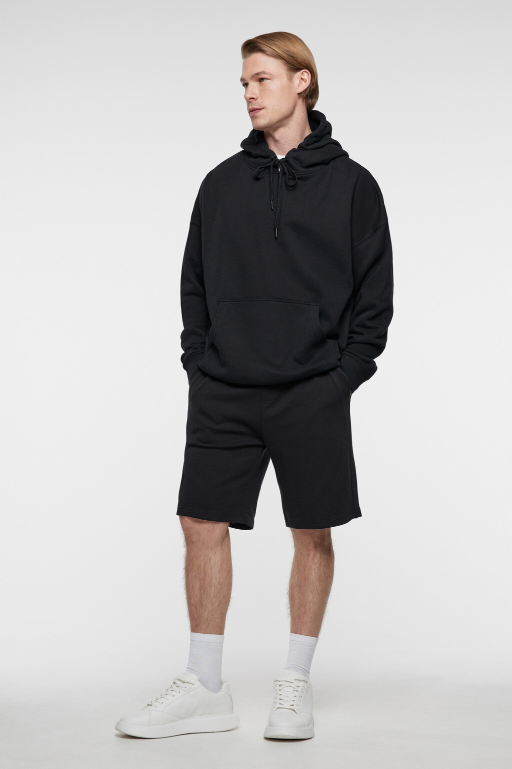 Худи базовая хлопковая с капюшоном и карманом-кенгуру - цвет черный - 5