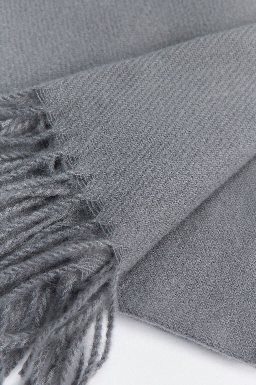 Шарф тонкий базовый с бахромой - цвет серый - 2