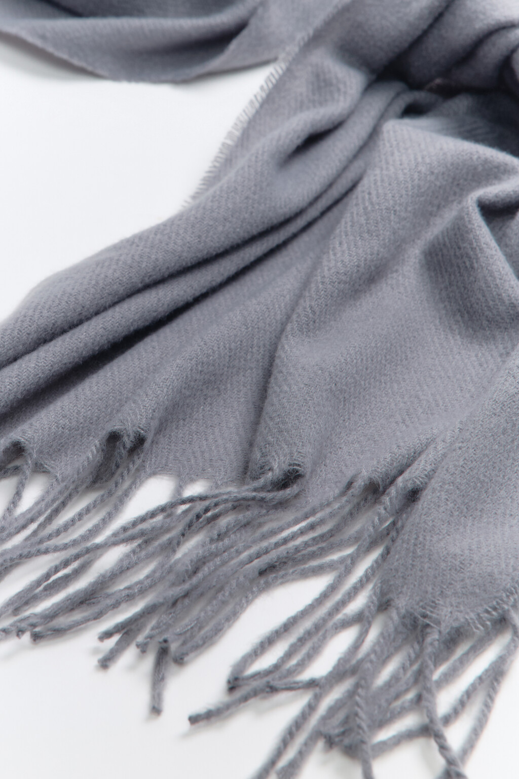 Шарф тонкий базовый с бахромой - цвет серый - 1