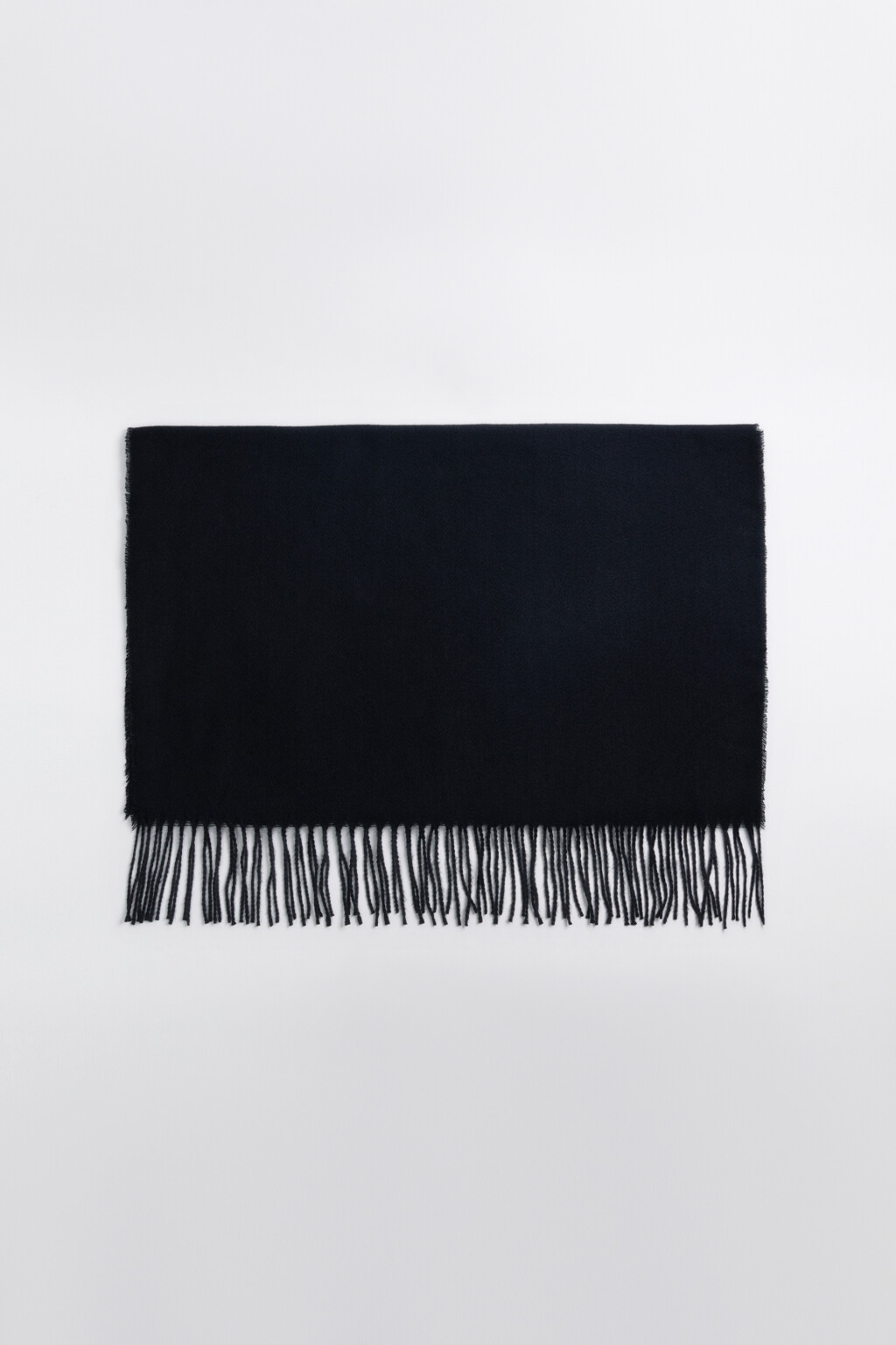 Шарф тонкий базовый с бахромой - цвет черный - 2