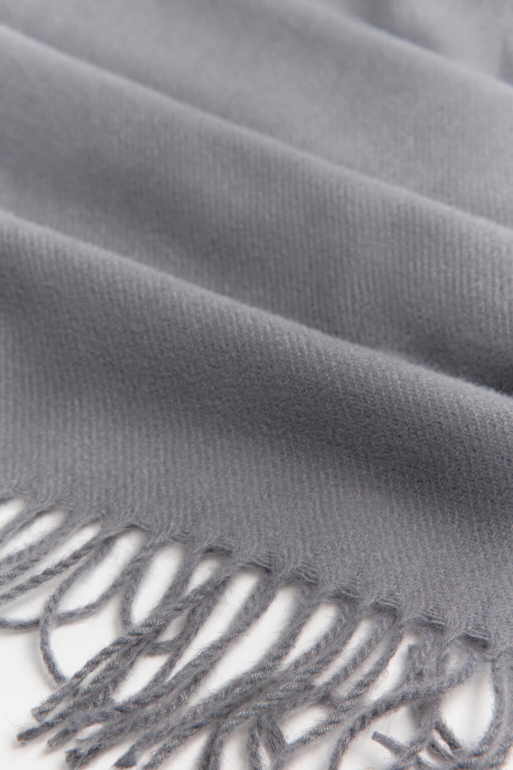 Шарф тонкий базовый с бахромой - цвет серый - 3