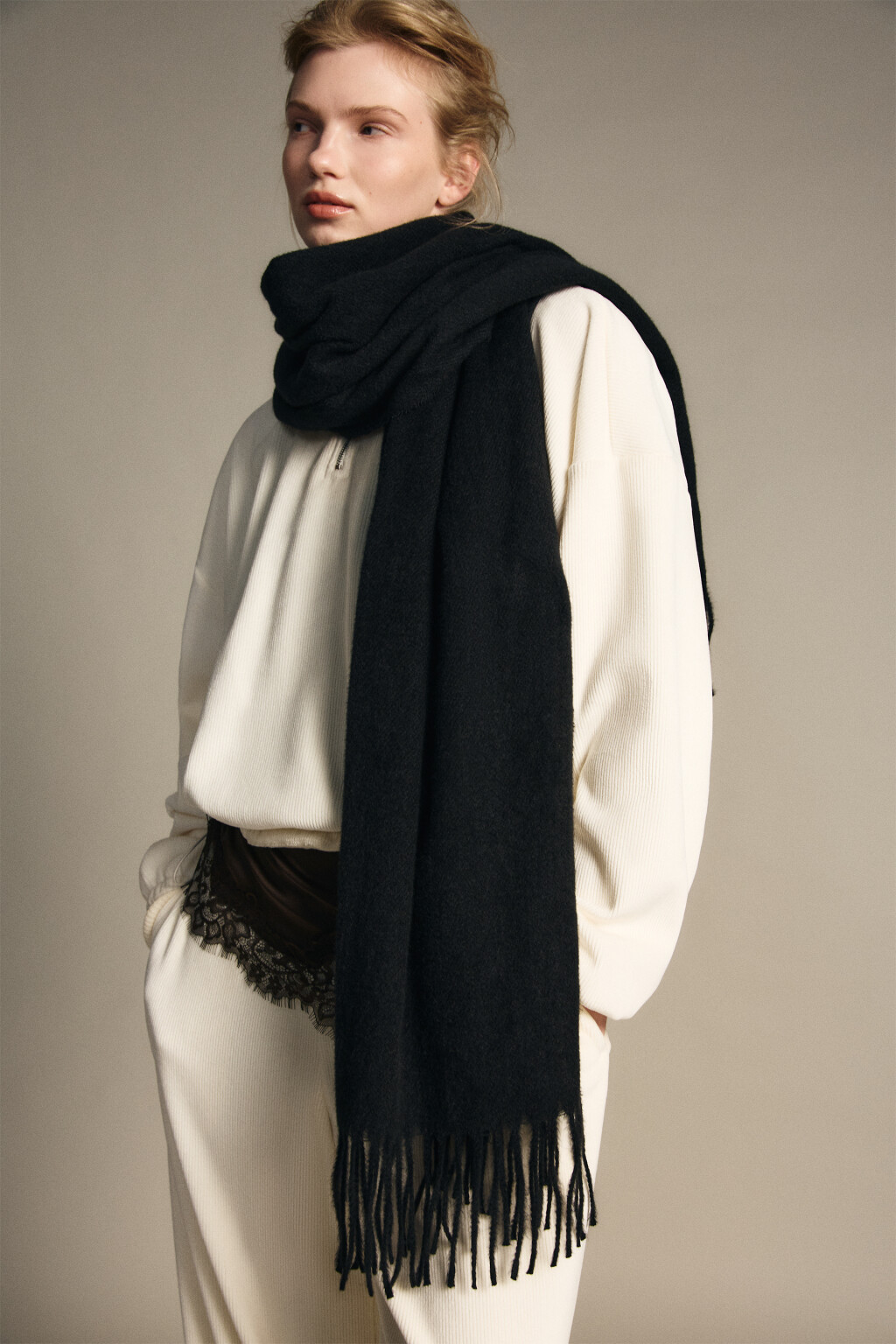 Шарф тонкий базовый с бахромой - цвет черный - 1