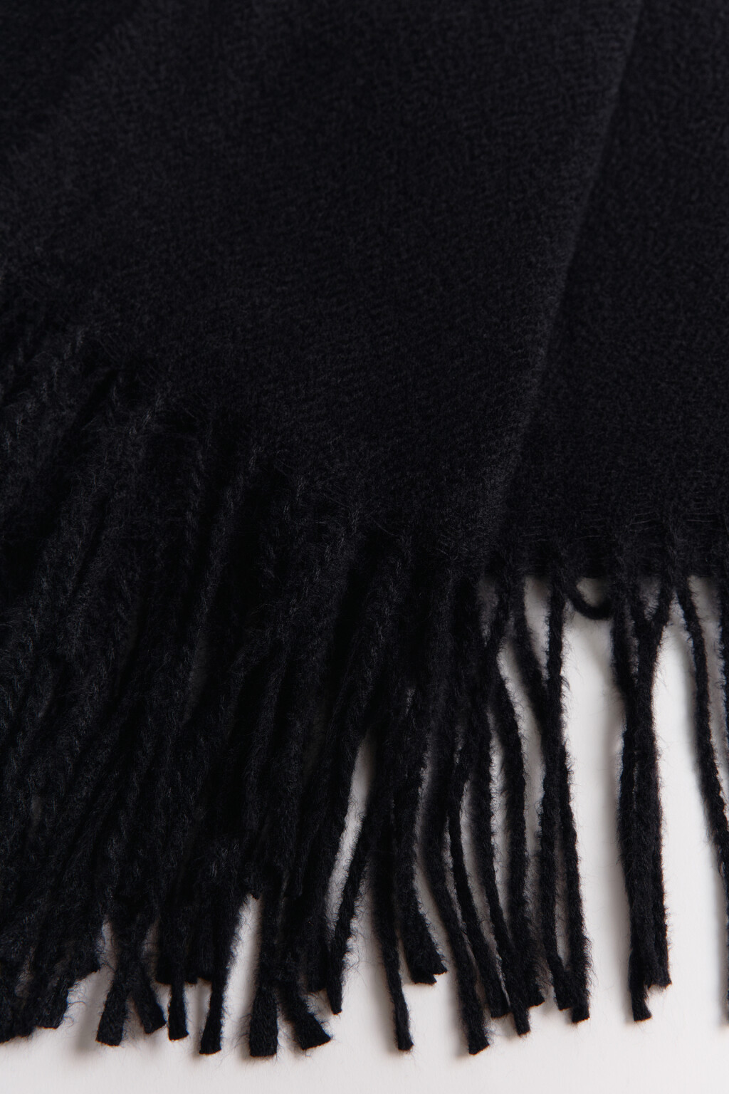 Шарф тонкий базовый с бахромой - цвет черный - 4