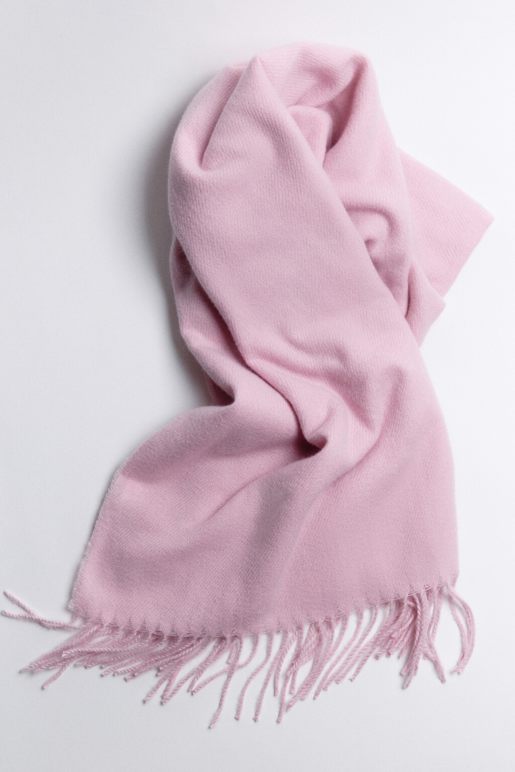 Шарф тонкой вязки с бахромой - цвет розовый - 1