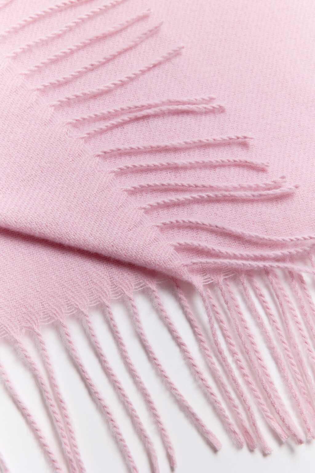 Шарф тонкой вязки с бахромой - цвет розовый - 3