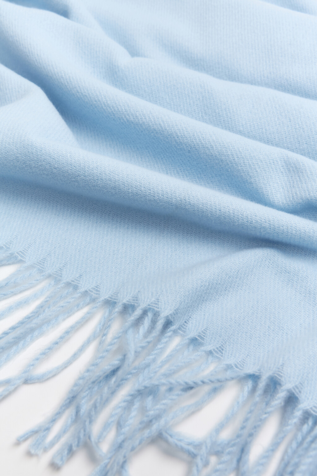 Шарф тонкий базовый с бахромой - цвет голубой - 2