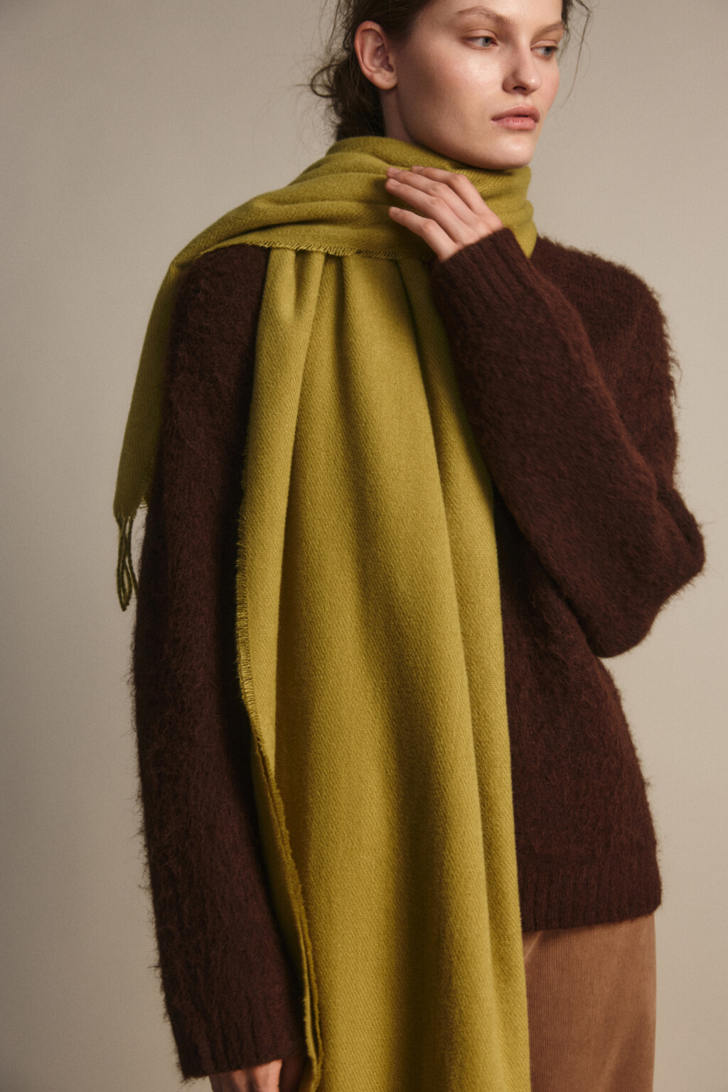 Шарф тонкий базовый с бахромой - цвет зеленый - 2