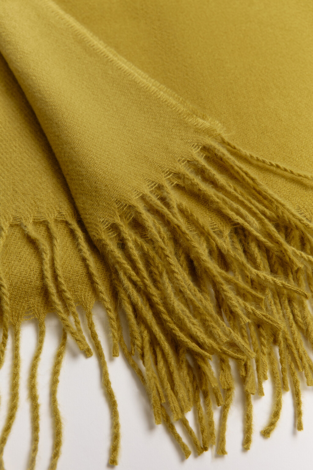 Шарф тонкий базовый с бахромой - цвет зеленый - 4